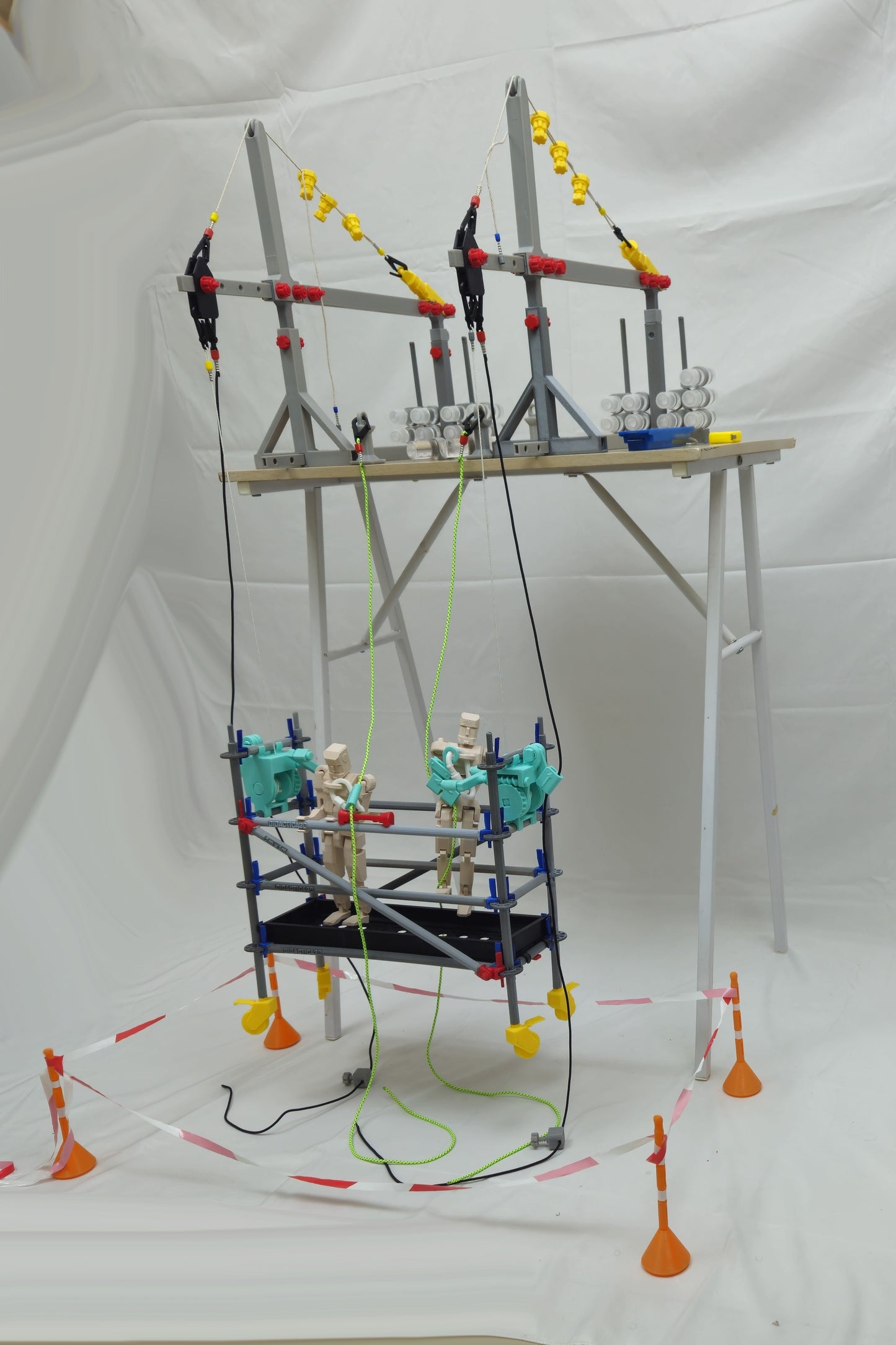 Scale Model of a Hanging Scaffold – Educational Tool for Technical Training at Heights